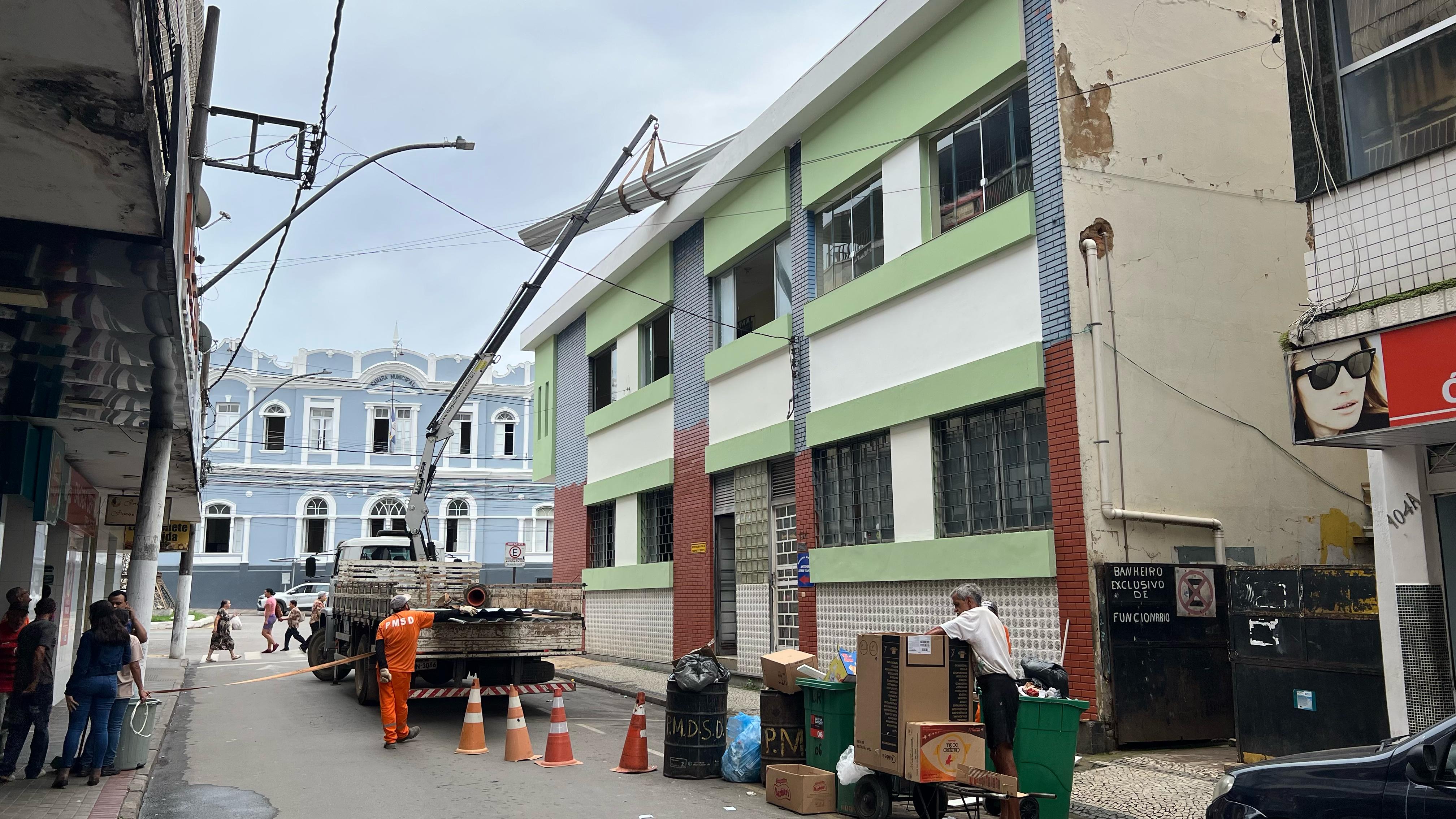 Rua Prefeito José Maria Pitella sofre interdição na manhã desta sexta por conta de obras no prédio da Biblioteca
